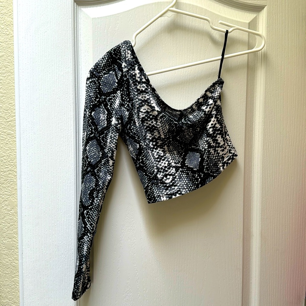 Long sleeve one shoulder crop top